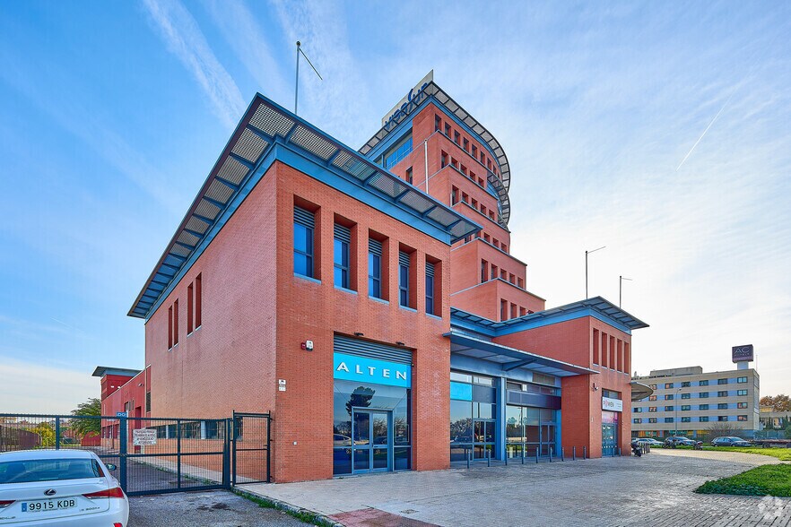 Calle Luis Fuentes Bejarano, 60, Sevilla, Sevilla à vendre - Photo de l’immeuble – Image 3 sur 26