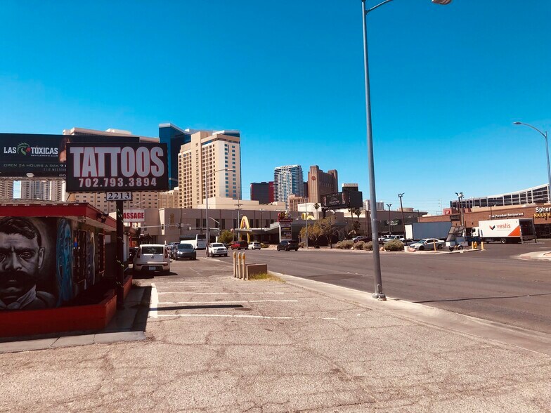 2211 Paradise Rd, Las Vegas, NV à vendre - Photo de l’immeuble – Image 2 sur 8