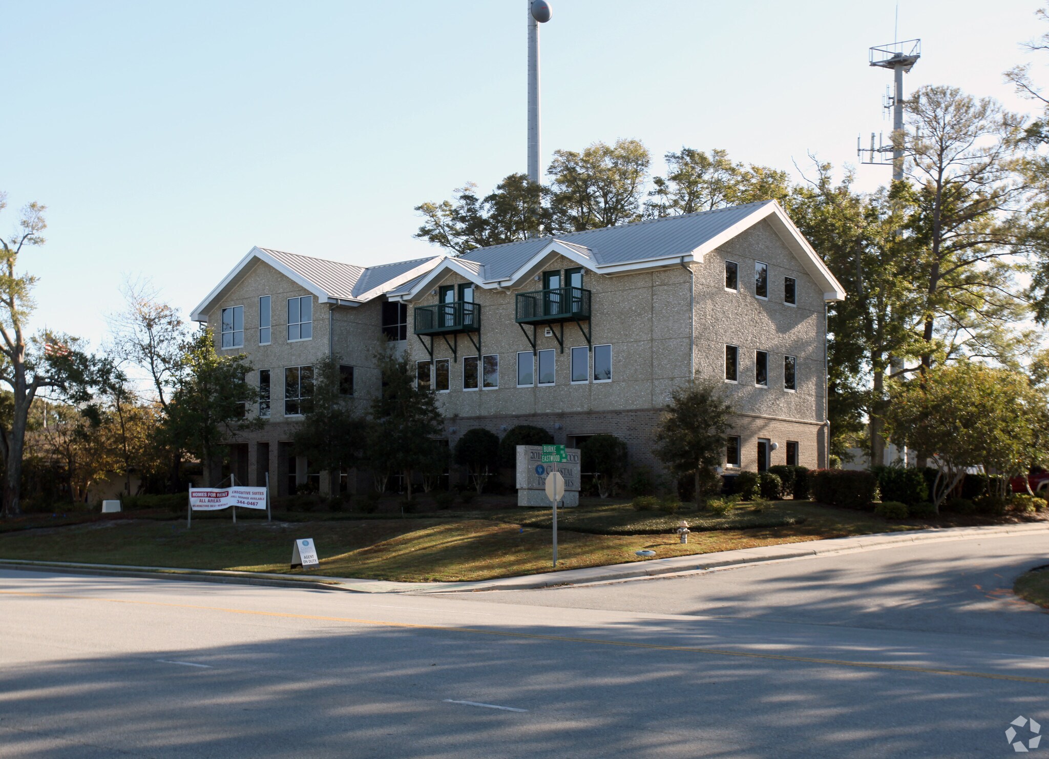 2018 Eastwood Rd, Wilmington, NC à louer Photo principale– Image 1 sur 28