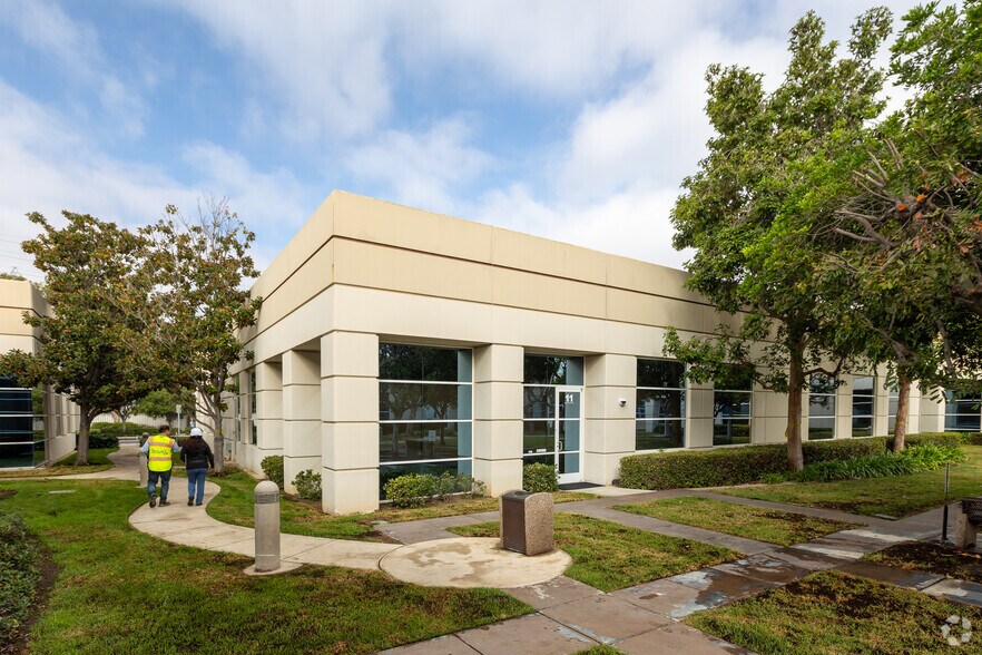 16263 Laguna Canyon Rd, Irvine, CA à louer - Photo principale – Image 2 sur 6