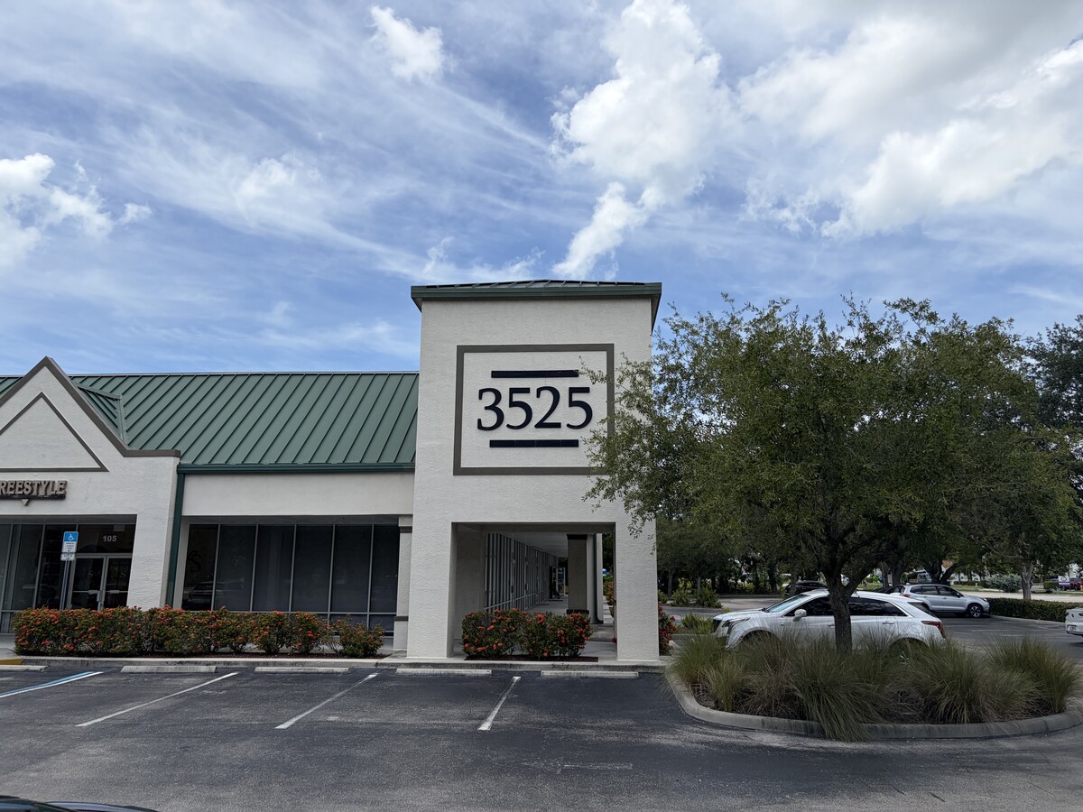 3525 Bonita Beach Rd SW, Bonita Springs, FL 34134 - Lot 110 - - Photo intérieure - Image 2 of 4