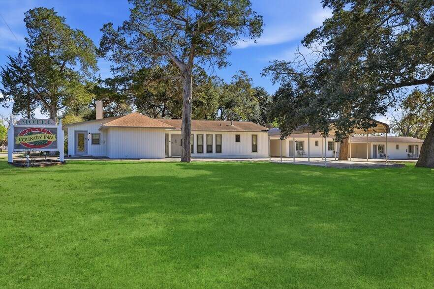 1016 N Ave E, Shiner, TX à vendre - Photo de l’immeuble – Image 1 sur 19