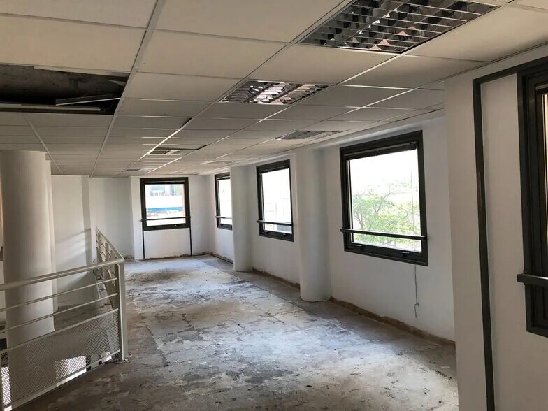 Local commercial dans Courbevoie à louer - Photo de l’immeuble – Image 3 sur 10