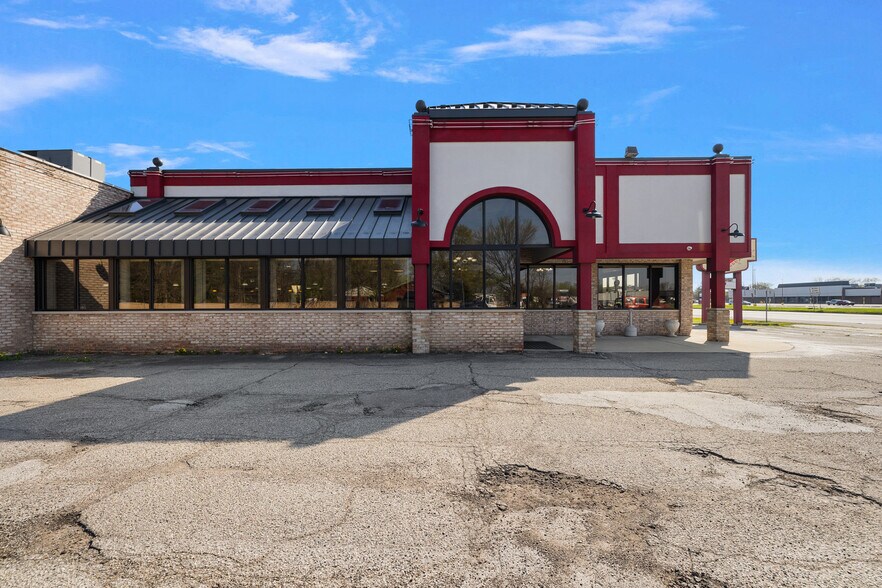 37116 S Groesbeck Hwy, Clinton Township, MI à vendre - Photo de l’immeuble – Image 3 sur 62