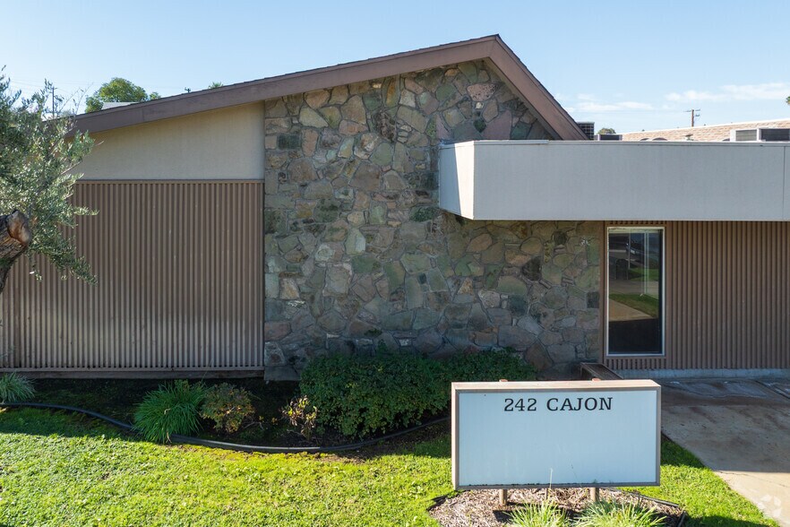 242 Cajon St, Redlands, CA à louer - Photo de l’immeuble – Image 3 sur 6