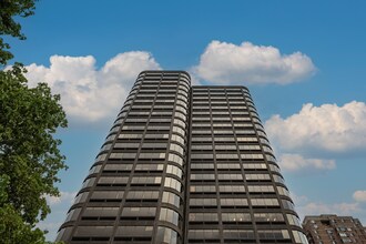 300 Rue Léo-Pariseau, Montréal, QC à louer Photo de l’immeuble– Image 1 sur 8