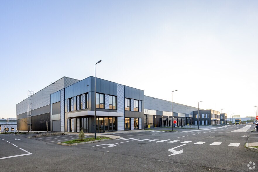 51 Rue Du Commandant Rolland, Le Bourget à louer - Photo de l’immeuble – Image 2 sur 2