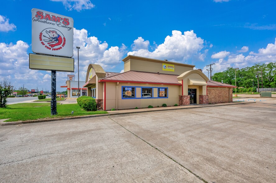 214 S Timberland Dr, Lufkin, TX à vendre - Photo principale – Image 1 sur 3