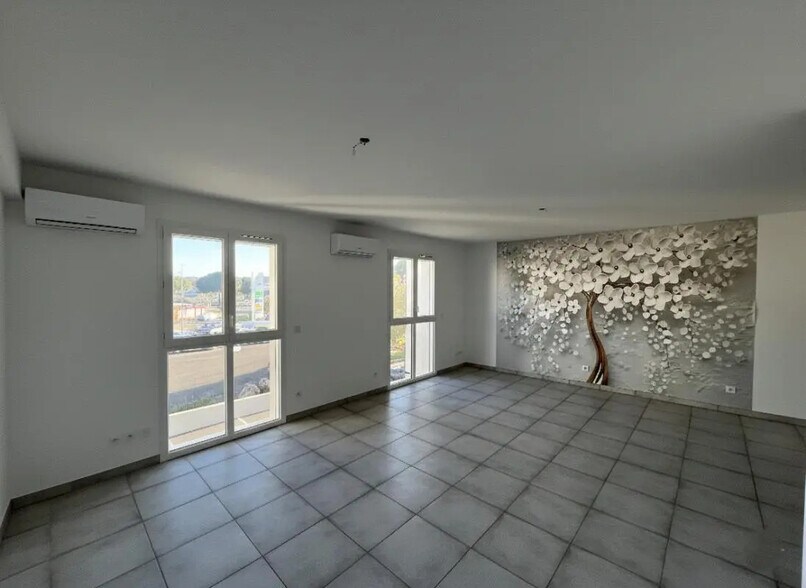 Bureau dans Solliès-Pont à louer - Photo de l’immeuble – Image 1 sur 4