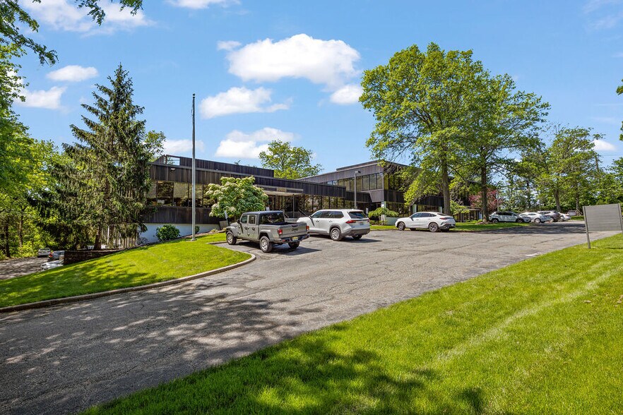 136 Summit Ave, Montvale, NJ à louer - Photo de l’immeuble – Image 2 sur 23