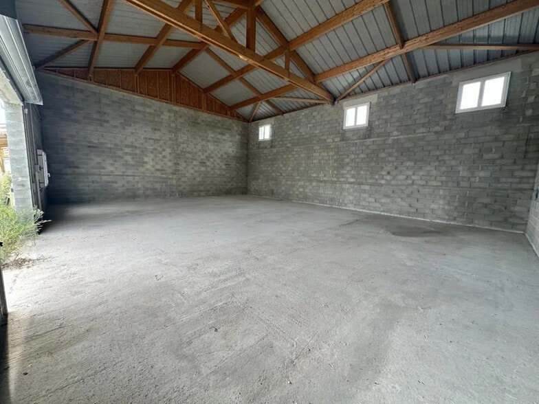 Local d'activités dans Lançon-Provence à vendre - Photo de l’immeuble – Image 2 sur 2