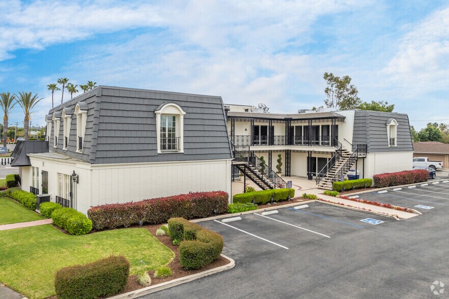 100 W Valencia Mesa Dr, Fullerton, CA à louer - Photo de l’immeuble – Image 3 sur 16