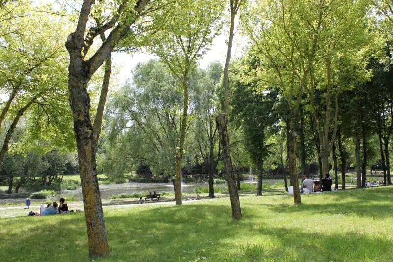 Bureau dans Roissy-en-France à vendre - Photo de l’immeuble – Image 2 sur 4