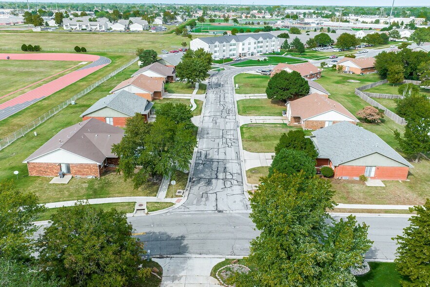 302 N Evergreen Ln, Wichita, KS à vendre - Photo de l’immeuble – Image 3 sur 15