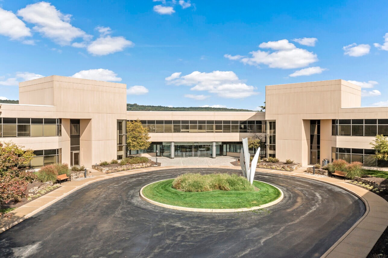 1400 Liberty Ridge Dr, Wayne, PA à louer Photo de l’immeuble– Image 1 sur 14