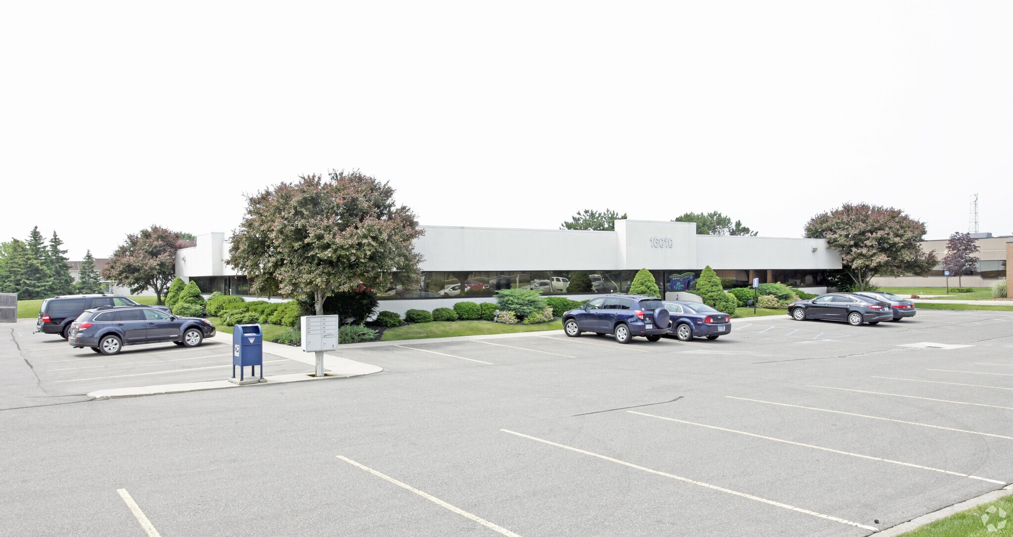 16010 19 Mile Rd, Clinton Township, MI à vendre Photo de l’immeuble– Image 1 sur 8