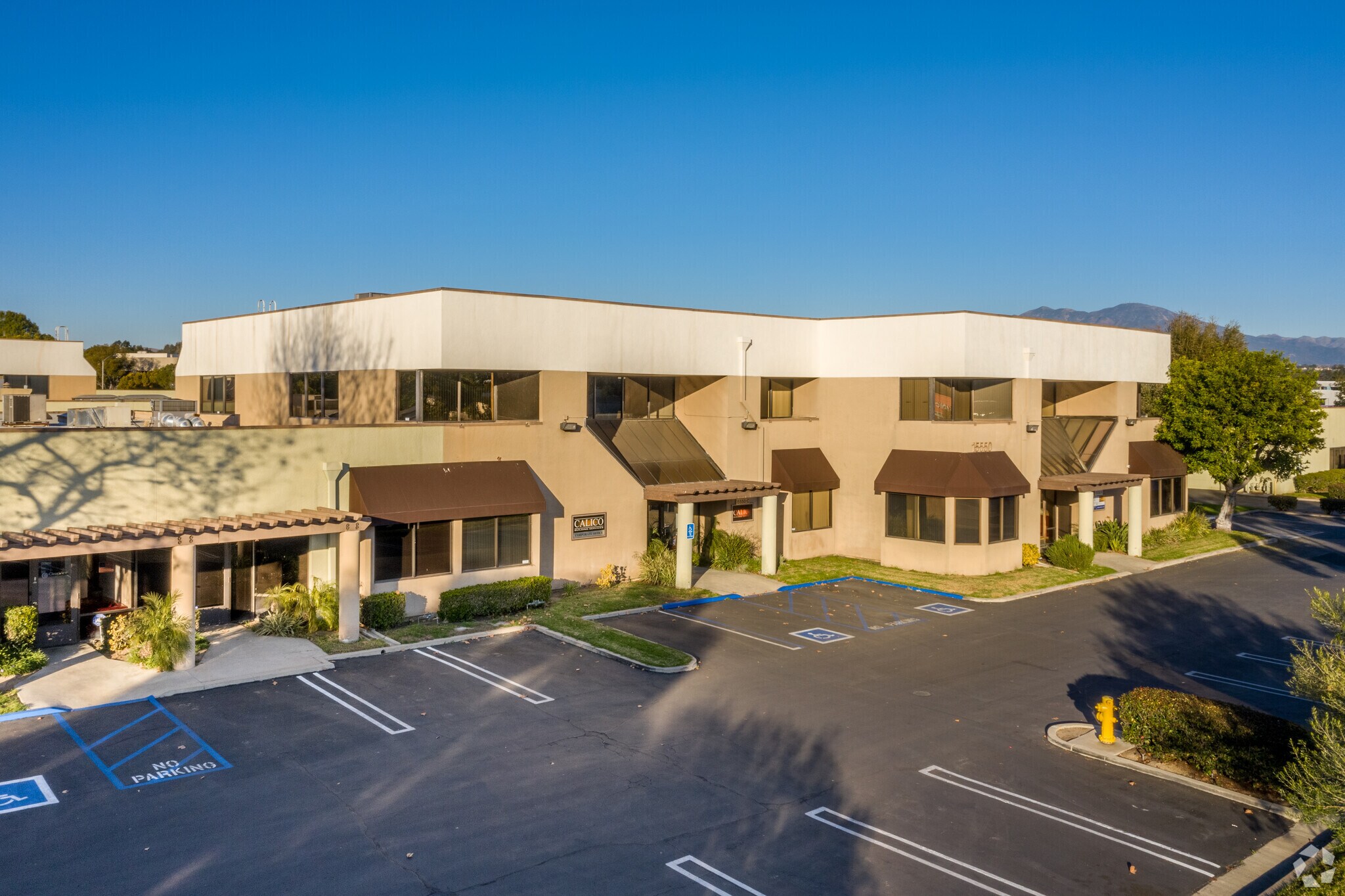 15550 Rockfield Blvd, Irvine, CA à louer Photo principale– Image 1 sur 18