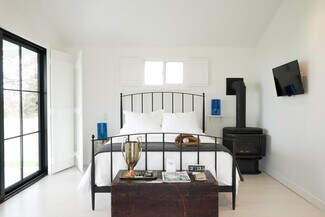 Plus de détails pour 349 Wellington Main St, Prince Edward, ON - Hôtellerie à vendre