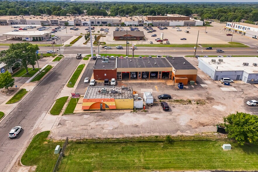 1555 S Bluffview St, Wichita, KS à vendre - Photo de l’immeuble – Image 2 sur 52