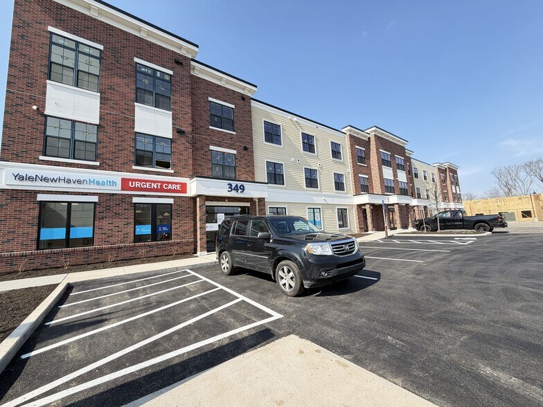 349 E Main St, Branford, CT à louer - Photo de l’immeuble – Image 3 sur 14