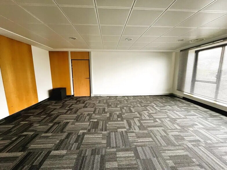 Bureau dans Évry-Courcouronnes à vendre - Photo de l’immeuble – Image 3 sur 8