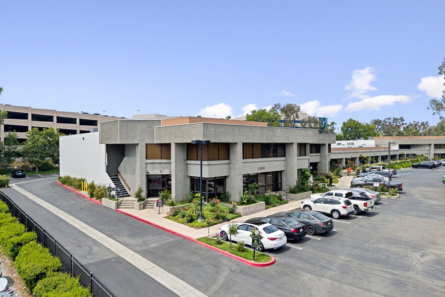 21250 Califa St, Woodland Hills CA - immobilier d'entreprise