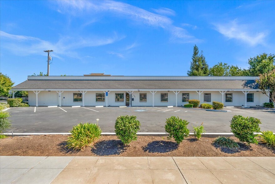 324-330 Bullard Ave, Clovis, CA à louer - Photo de l’immeuble – Image 1 sur 27