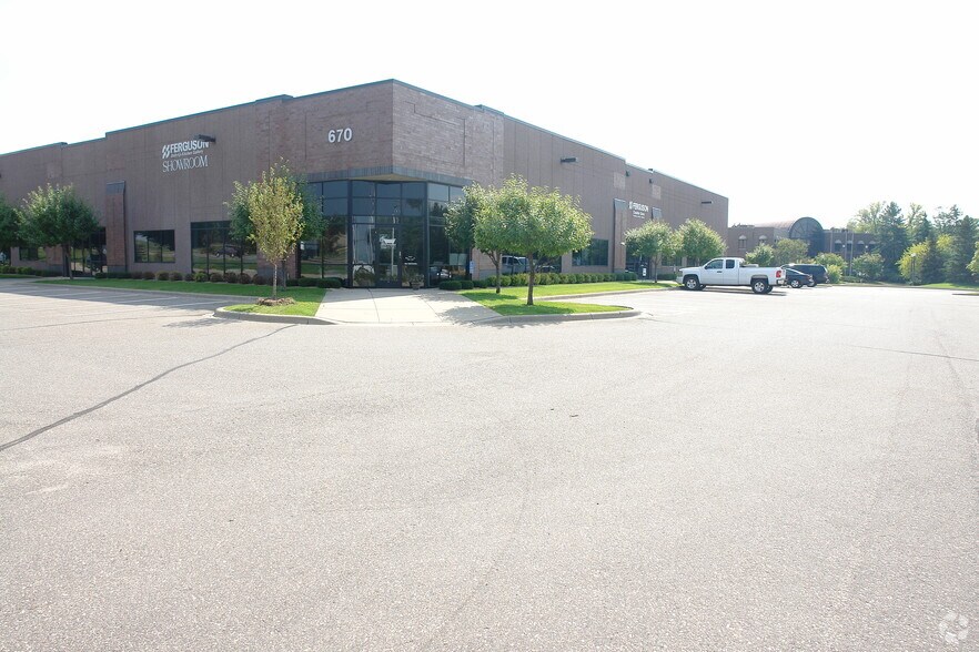 670 E Travelers Trl E, Burnsville, MN à louer - Photo de l’immeuble – Image 3 sur 4