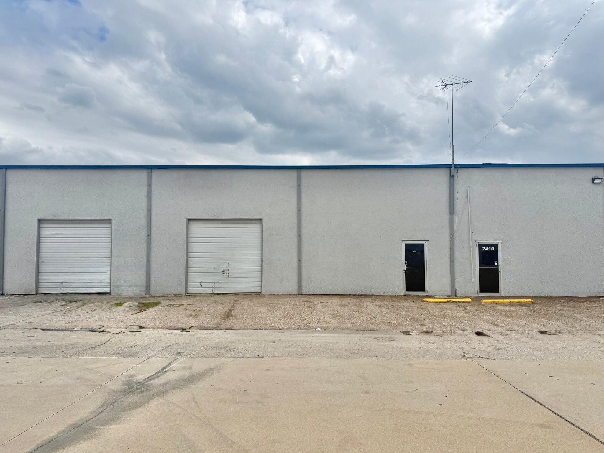 2402-2404 Blue Smoke Ct, Fort Worth, TX à louer Photo de l’immeuble– Image 1 sur 5