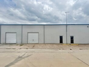 2402-2404 Blue Smoke Ct, Fort Worth, TX à louer Photo de l’immeuble– Image 1 sur 5