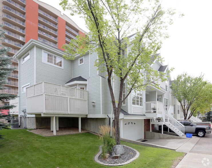 10235 111 St NW, Edmonton, AB à vendre - Photo de l’immeuble – Image 3 sur 9