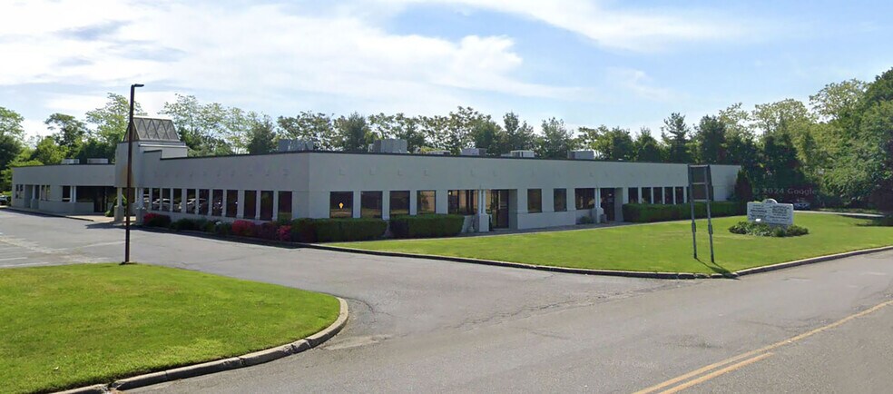 201 Moreland Rd, Hauppauge, NY à vendre - Photo de l’immeuble – Image 2 sur 8