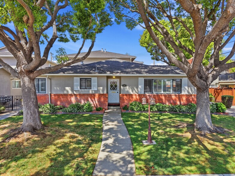 94 Roxbury St, Santa Clara, CA à vendre - Photo de l’immeuble – Image 1 sur 18