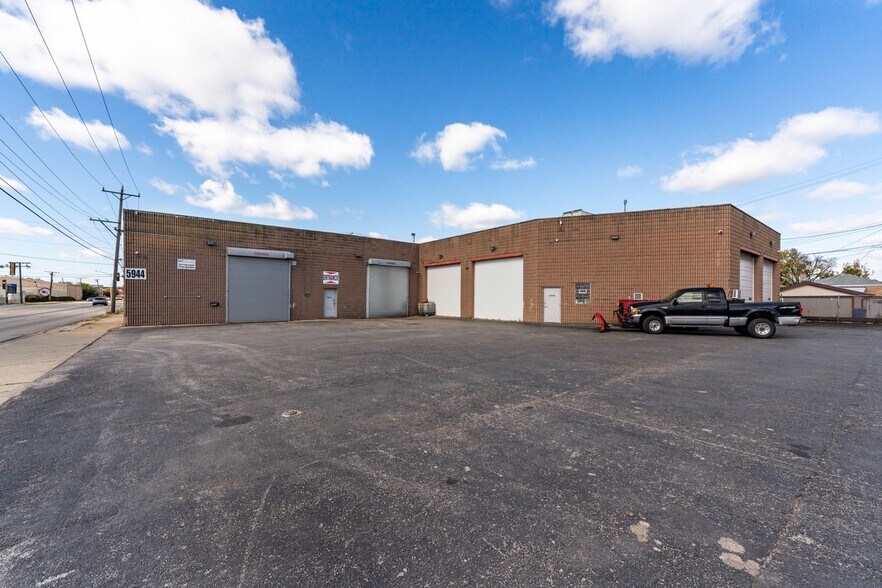 5944 W 65th St, Chicago, IL à vendre - Photo principale – Image 1 sur 32