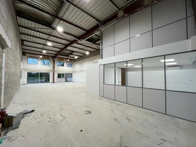 Plus de détails pour 2-4 Rue Paul Villard, Chassieu - Bureau, Local d'activités à louer