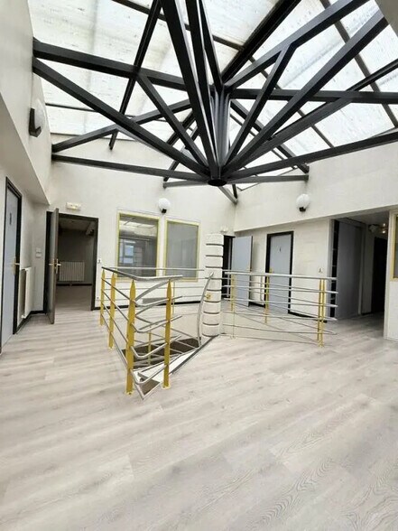 Local d’activités dans Villepinte à louer - Photo de l’immeuble – Image 3 sur 6