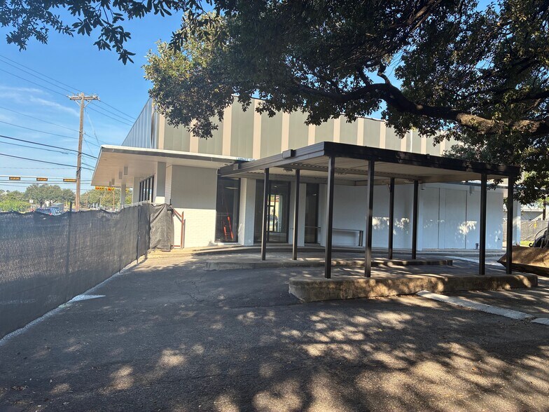 1610 W North Loop Blvd, Austin, TX à louer - Photo de l’immeuble – Image 2 sur 10