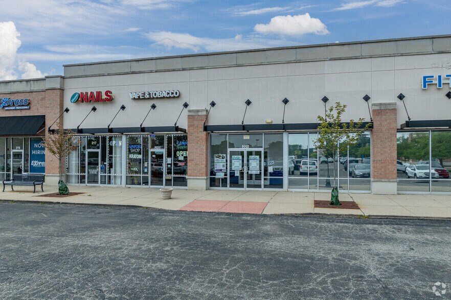 209-225 Brook Forest Ave, Shorewood, IL à louer - Photo de l’immeuble – Image 3 sur 5