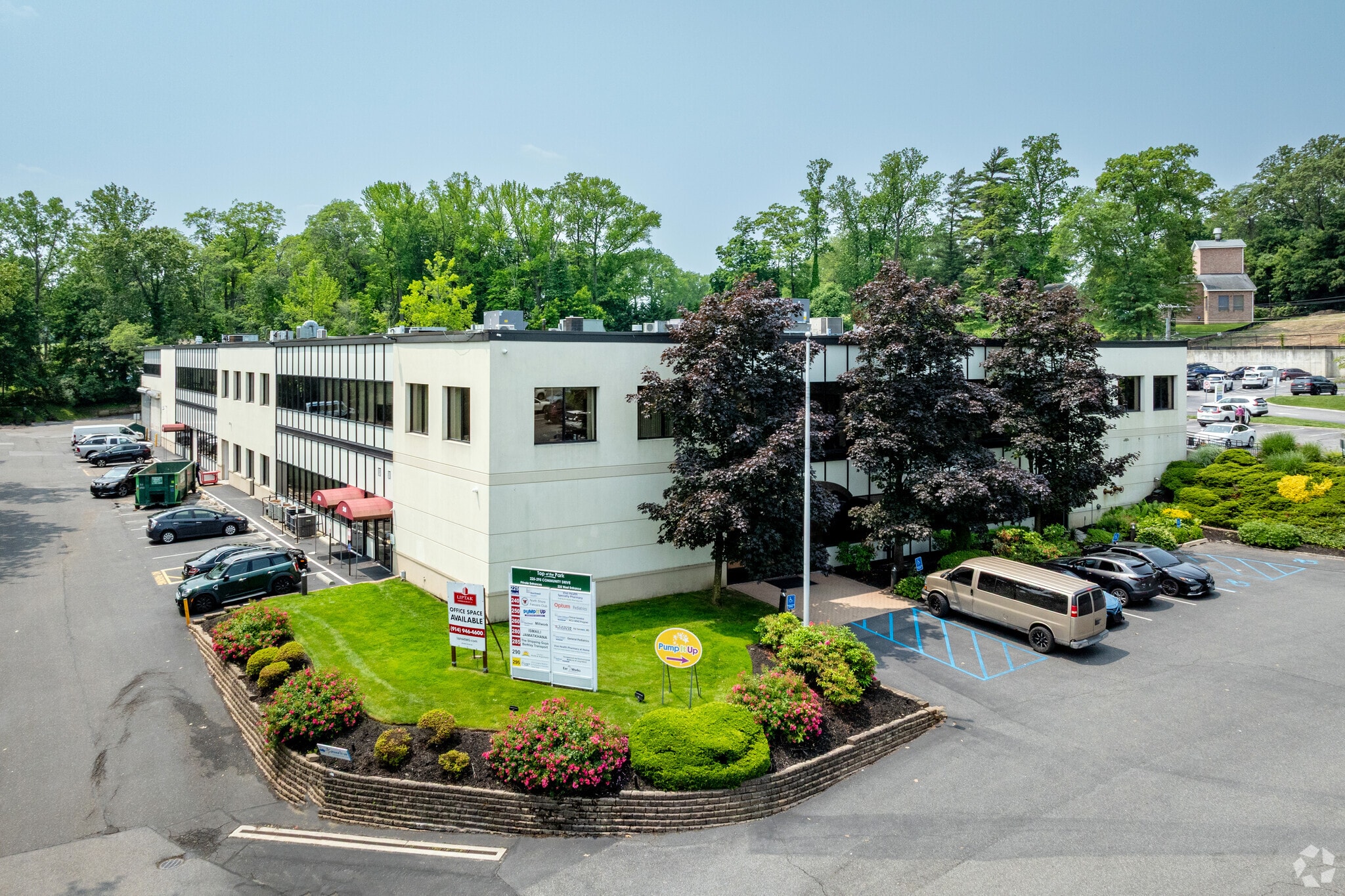 225-295 Community Dr, Great Neck, NY à louer Photo principale– Image 1 sur 8