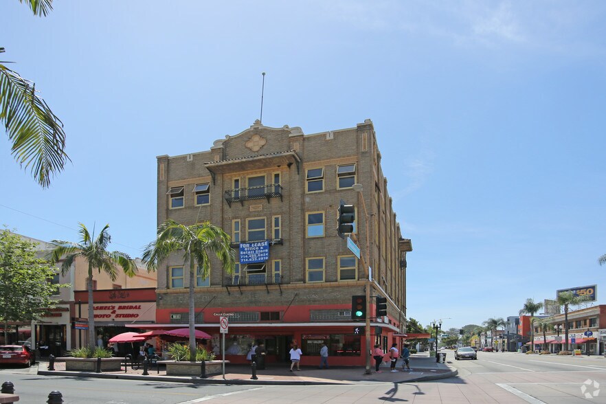 323-325 N Broadway, Santa Ana, CA à louer - Photo de l’immeuble – Image 2 sur 2