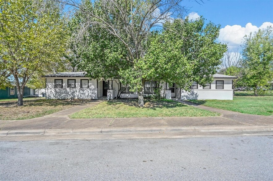 58 Pershing Dr, Denison, TX à vendre - Photo principale – Image 1 sur 1