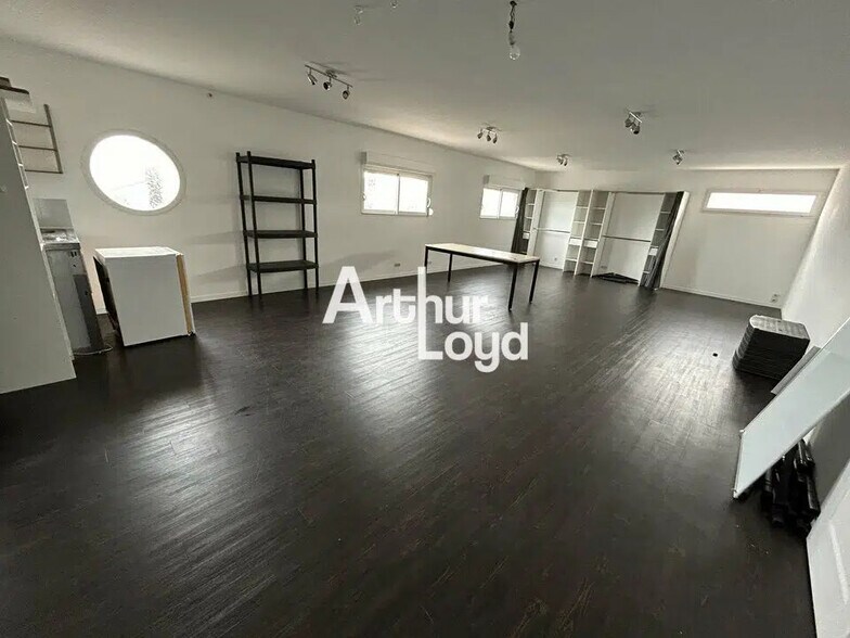 Bureau dans ROQUEBRUNE-SUR-ARGENS à louer - Photo de l’immeuble – Image 1 sur 4