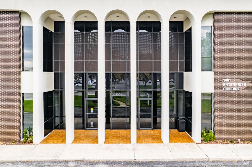 1001 Executive Center Dr, Orlando, FL à louer - Photo de l’immeuble – Image 3 sur 4