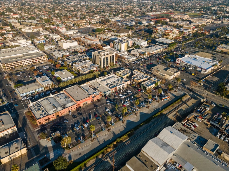 8236-8274 Firestone Blvd, Downey, CA à louer - Photo de l’immeuble – Image 2 sur 18