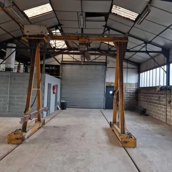 Local d'activités dans Évreux à vendre - Photo de l’immeuble – Image 2 sur 9