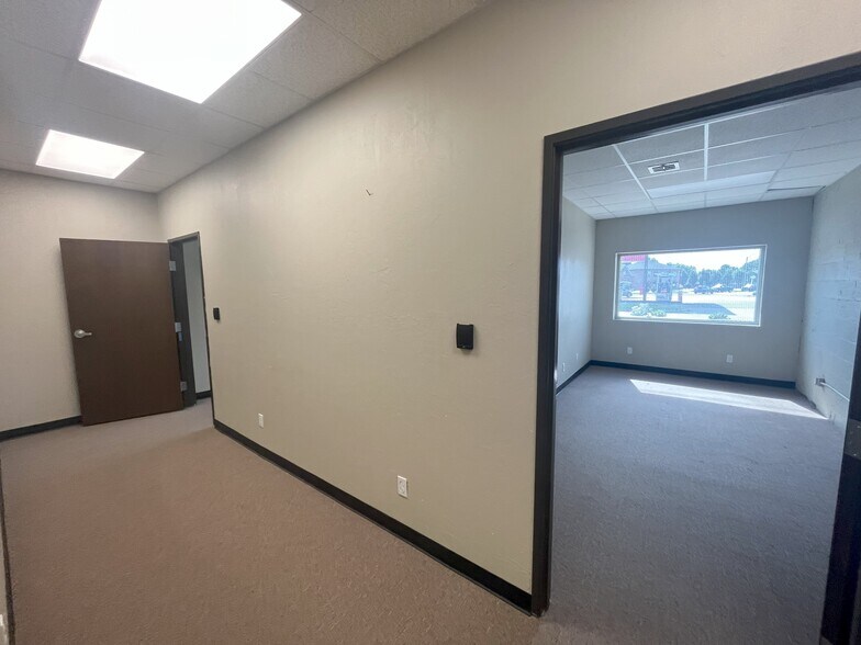 7926 N May Ave, Oklahoma City, OK à louer - Photo de l’immeuble – Image 3 sur 53