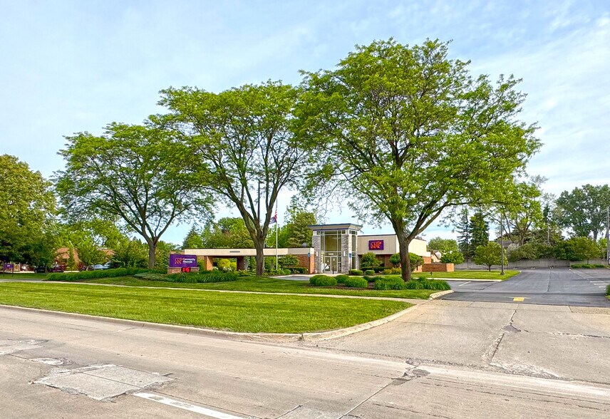 34000 W 7 Mile Rd, Livonia, MI à vendre - Photo de l’immeuble – Image 2 sur 11