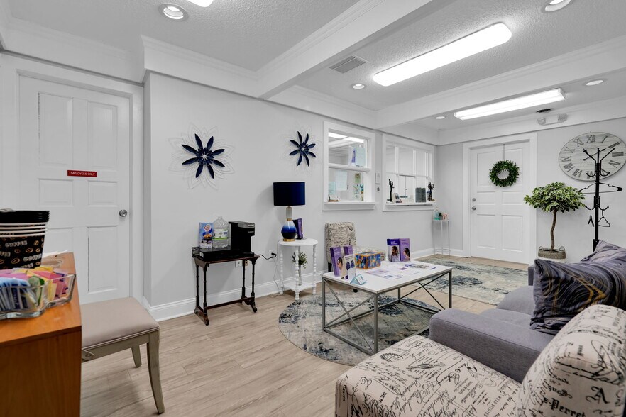 70 Schanck Rd, Freehold, NJ à louer - Photo de l’immeuble – Image 3 sur 35