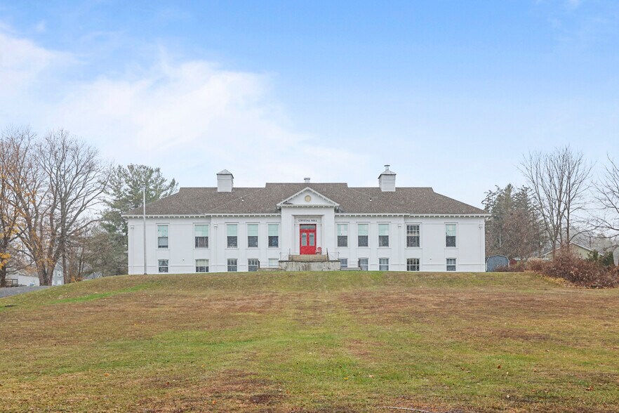 55 Crystal St, Lenox Dale, MA à vendre - Photo de l’immeuble – Image 2 sur 56