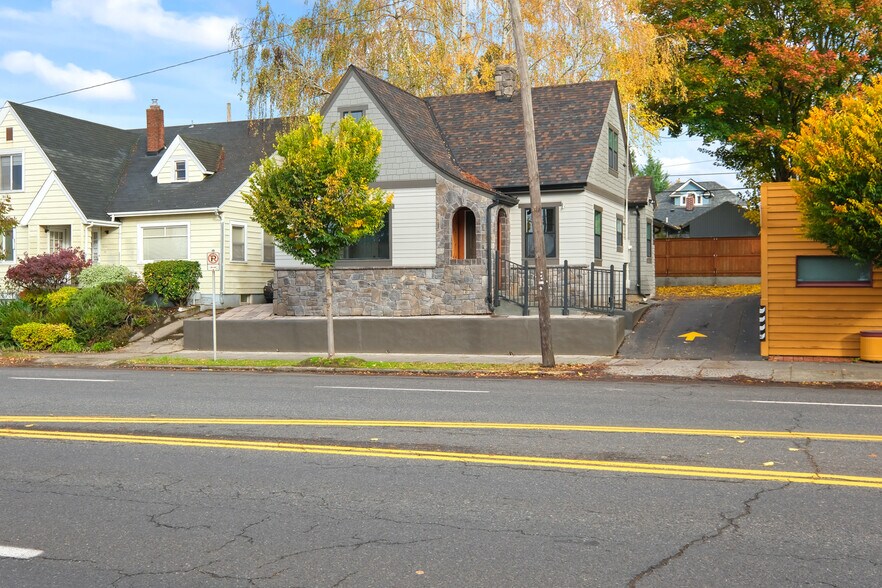 3033 NE Broadway St, Portland, OR à louer - Photo principale – Image 1 sur 8